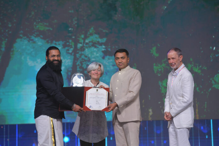 Rishab Shetty receiving the award.